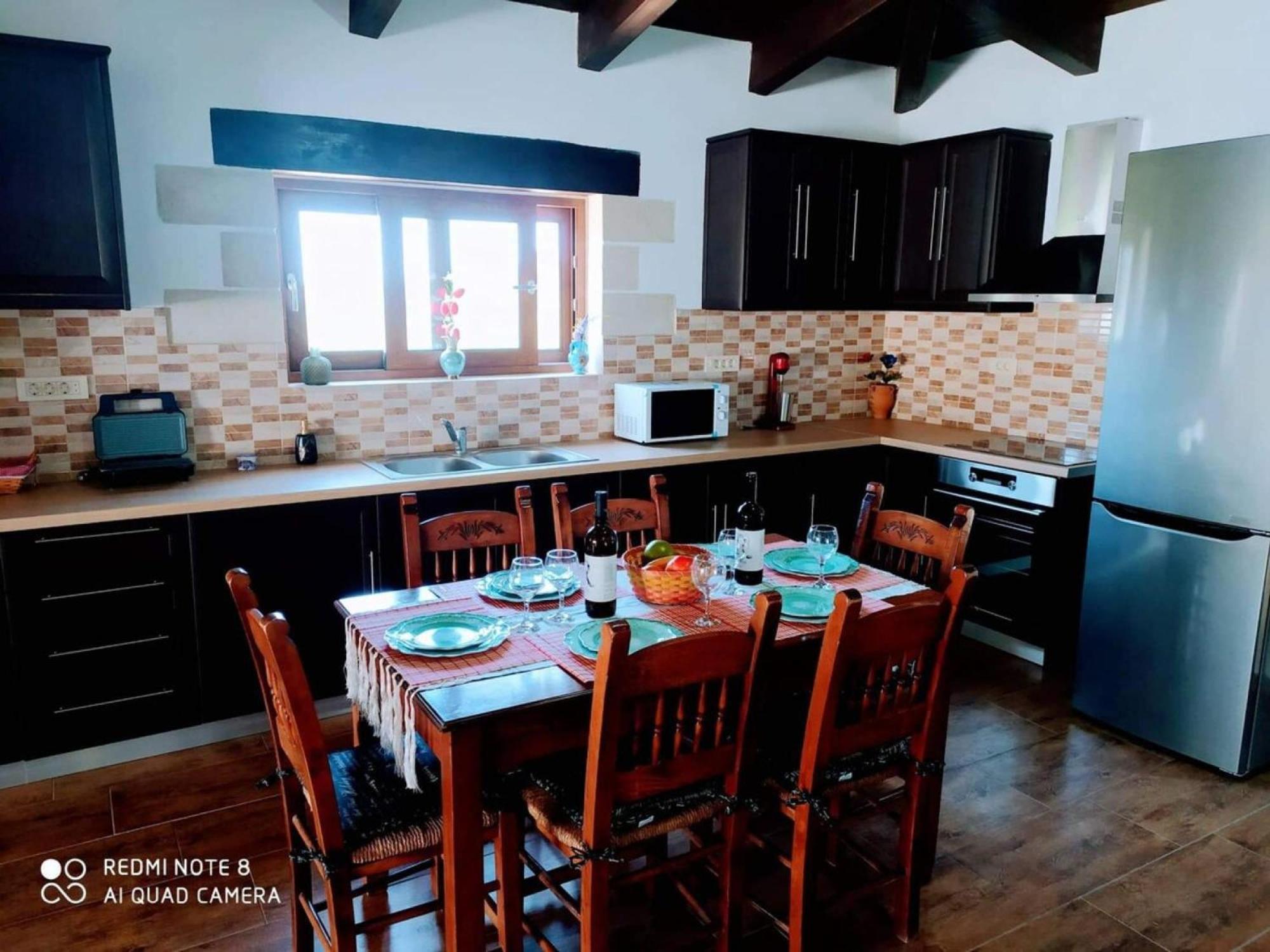 Traditional Villa In Pemonia エクステリア 写真